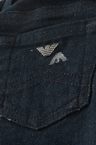 بنطال جينز بساقين واسعتين وشعار النسر